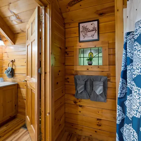 Private Studio Log Cabin! Mountain View, Hot Tub, Fireplace, Honeymoon! Sevierville Exterior photo
