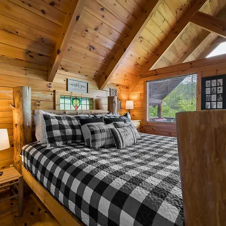 Private Studio Log Cabin! Mountain View, Hot Tub, Fireplace, Honeymoon! Sevierville Exterior photo