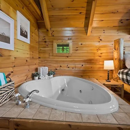 Private Studio Log Cabin! Mountain View, Hot Tub, Fireplace, Honeymoon! Sevierville Exterior photo
