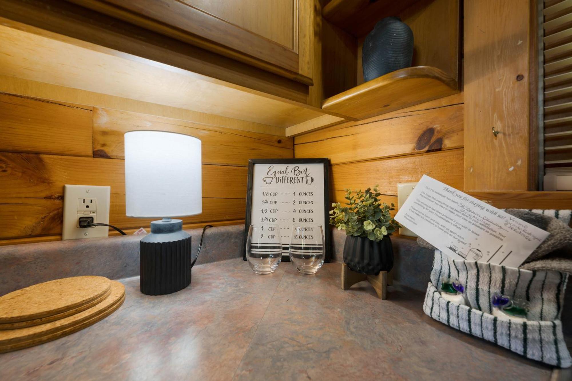 Private Log Cabin! Mountain View, Hot Tub, Fireplace, Honeymoon! *