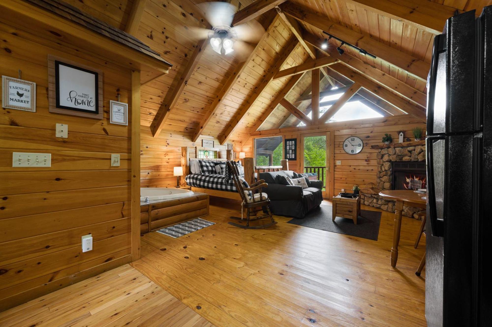 Private Log Cabin! Mountain View, Hot Tub, Fireplace, Honeymoon! Holiday home *
