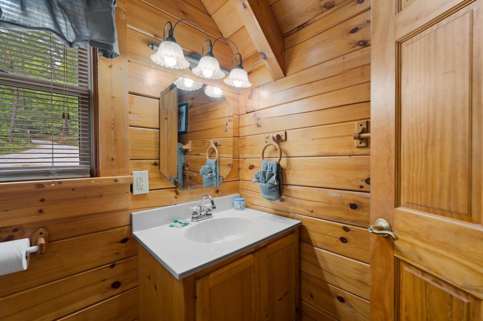 Holiday home Private Log Cabin! Mountain View, Hot Tub, Fireplace, Honeymoon! *