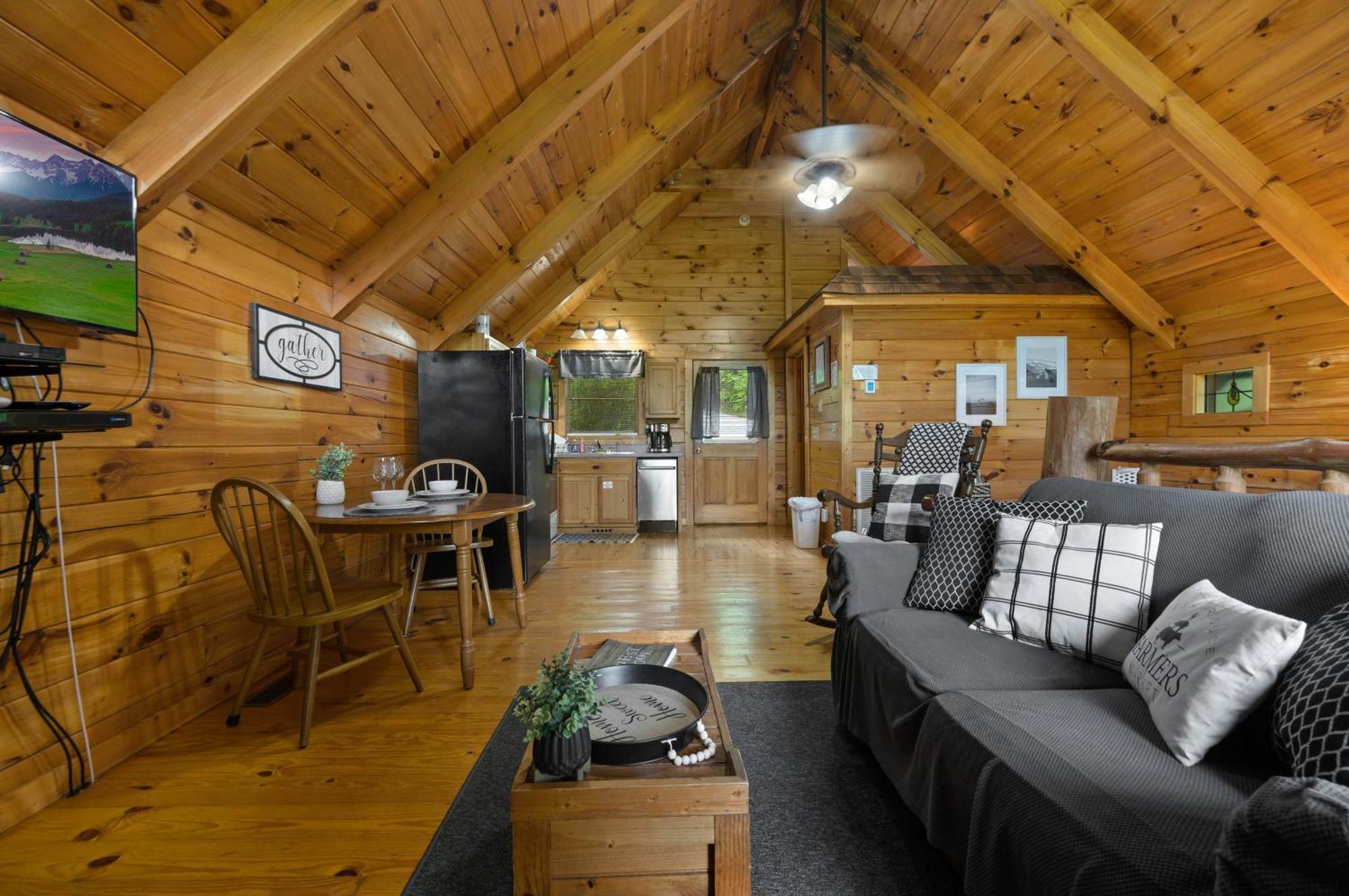 Private Log Cabin! Mountain View, Hot Tub, Fireplace, Honeymoon! Sevierville