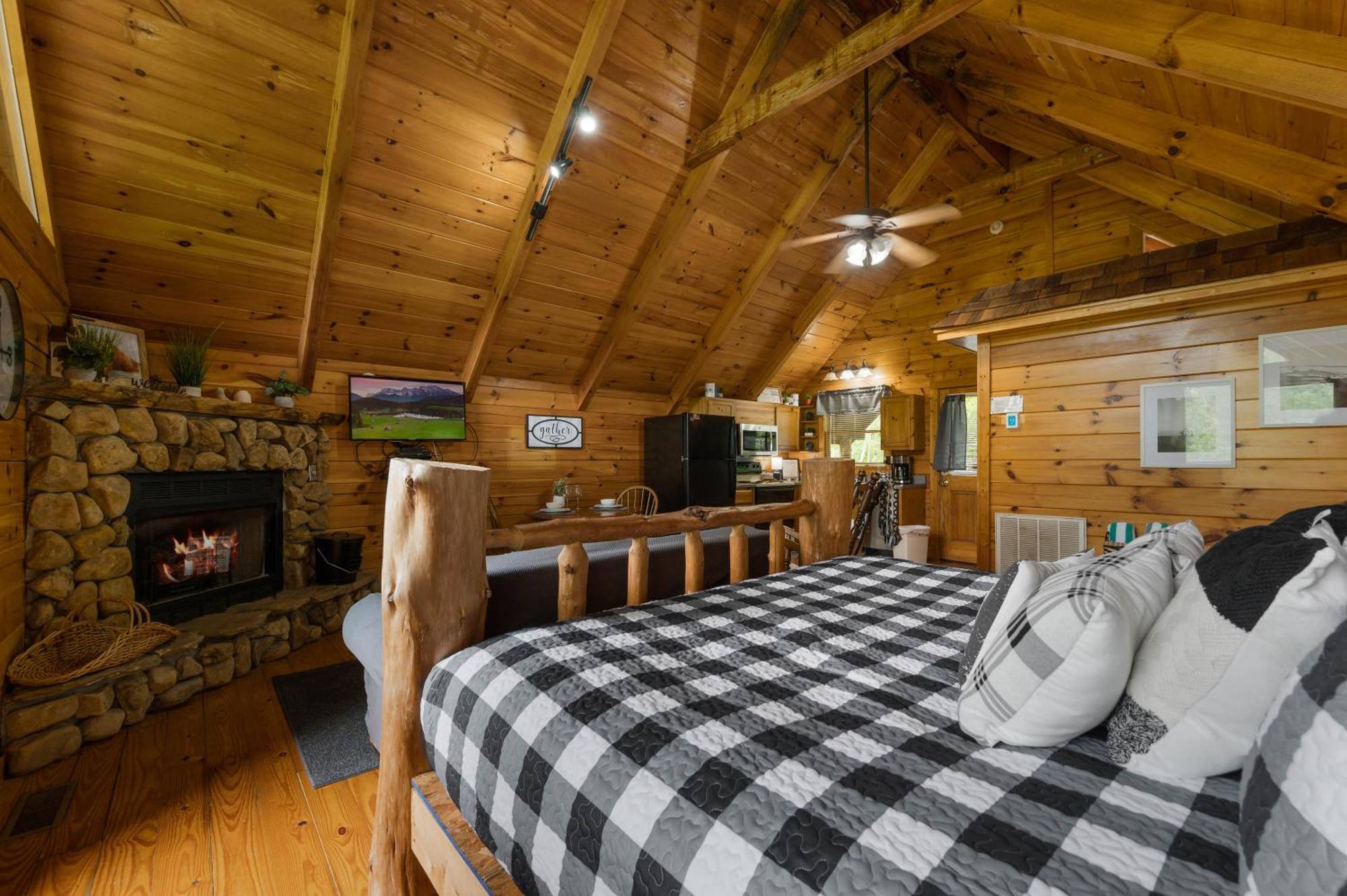 Holiday home Private Log Cabin! Mountain View, Hot Tub, Fireplace, Honeymoon!