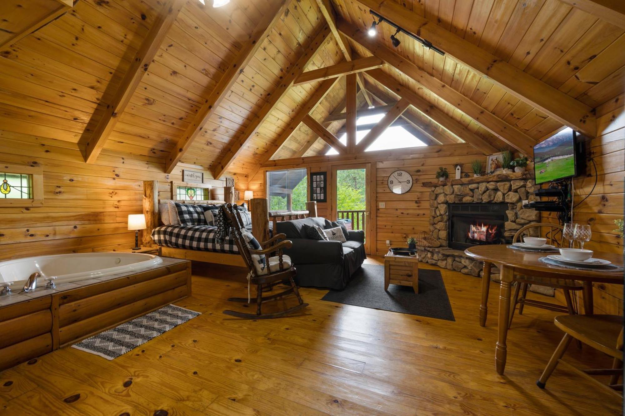 Private Log Cabin! Mountain View, Hot Tub, Fireplace, Honeymoon! Holiday home *