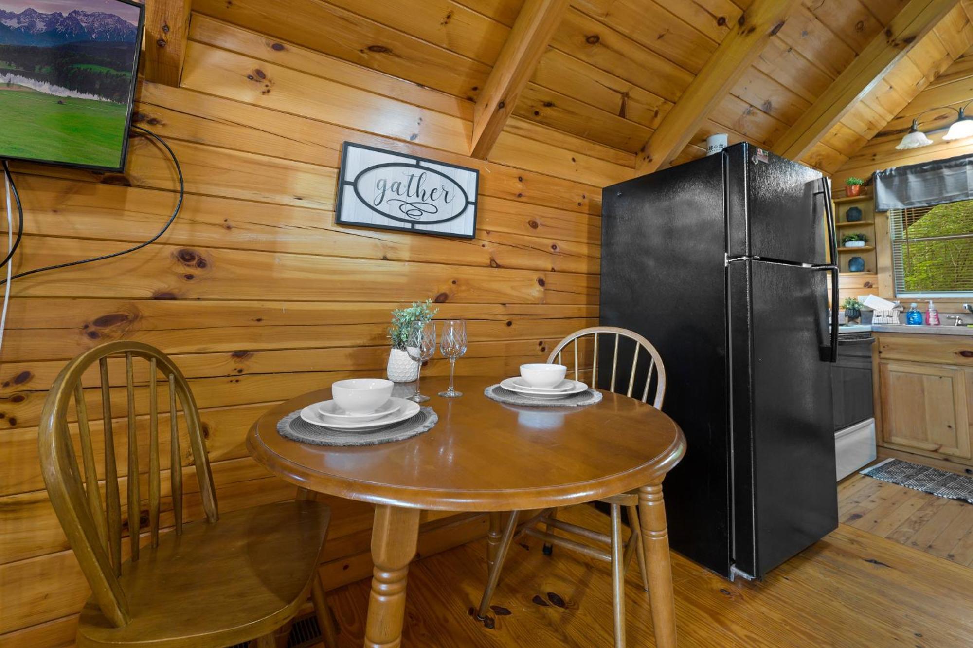 Holiday home Private Log Cabin! Mountain View, Hot Tub, Fireplace, Honeymoon! Sevierville