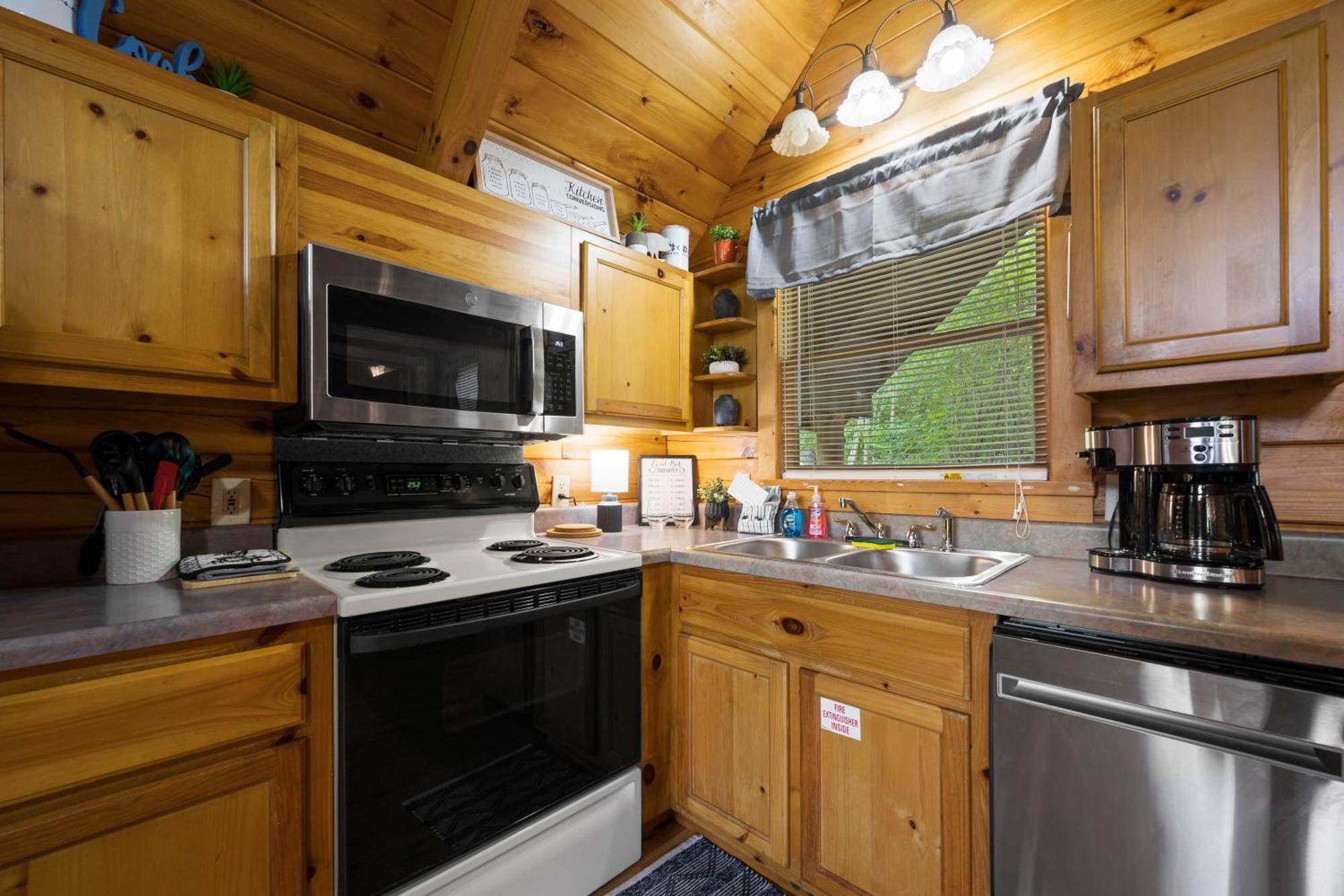 Private Log Cabin! Mountain View, Hot Tub, Fireplace, Honeymoon! Holiday home Sevierville
