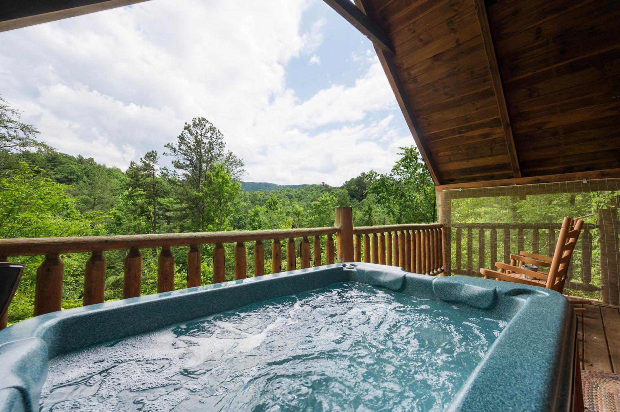 Private Log Cabin! Mountain View, Hot Tub, Fireplace, Honeymoon! *