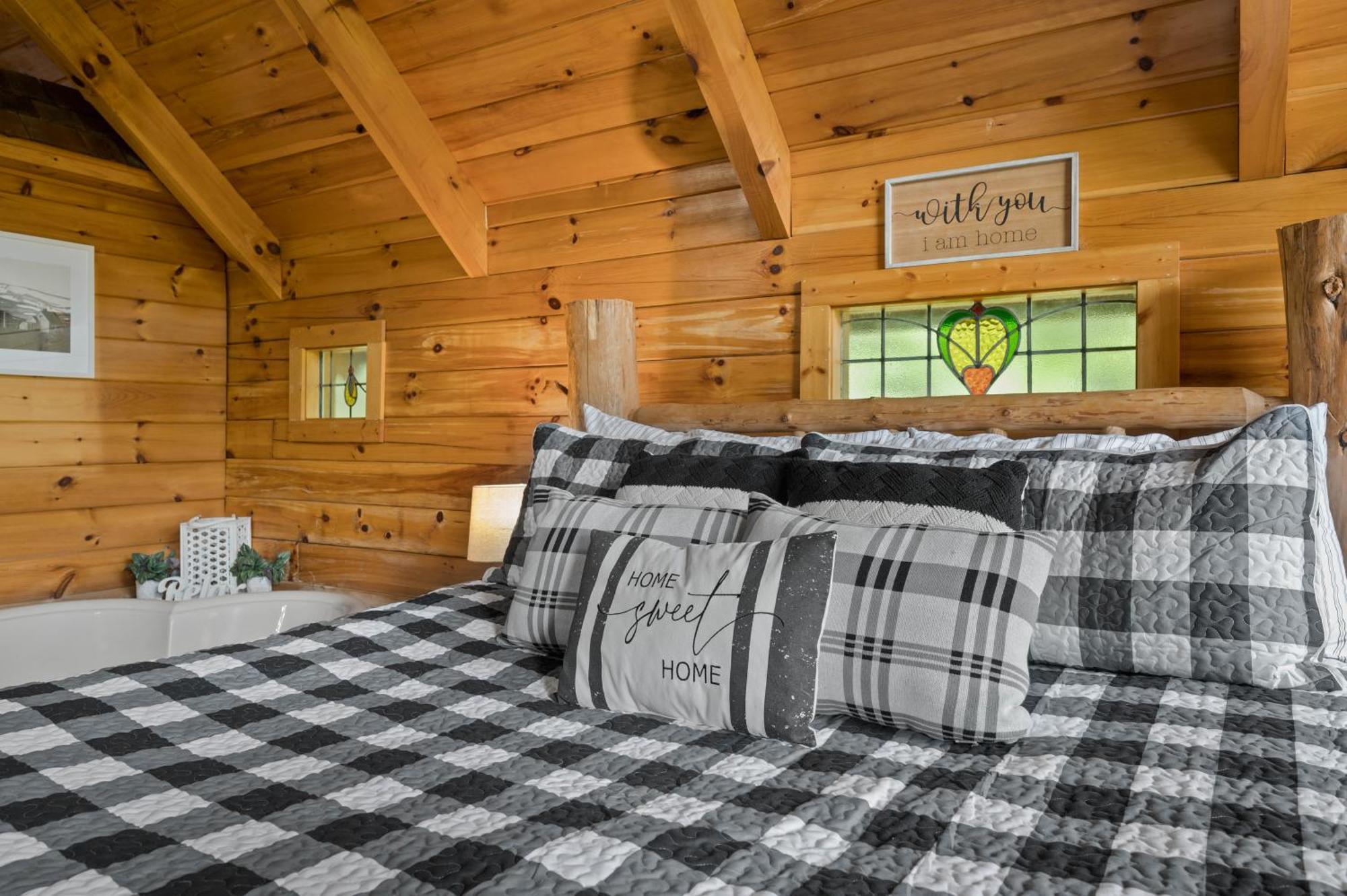 Private Log Cabin! Mountain View, Hot Tub, Fireplace, Honeymoon! Sevierville