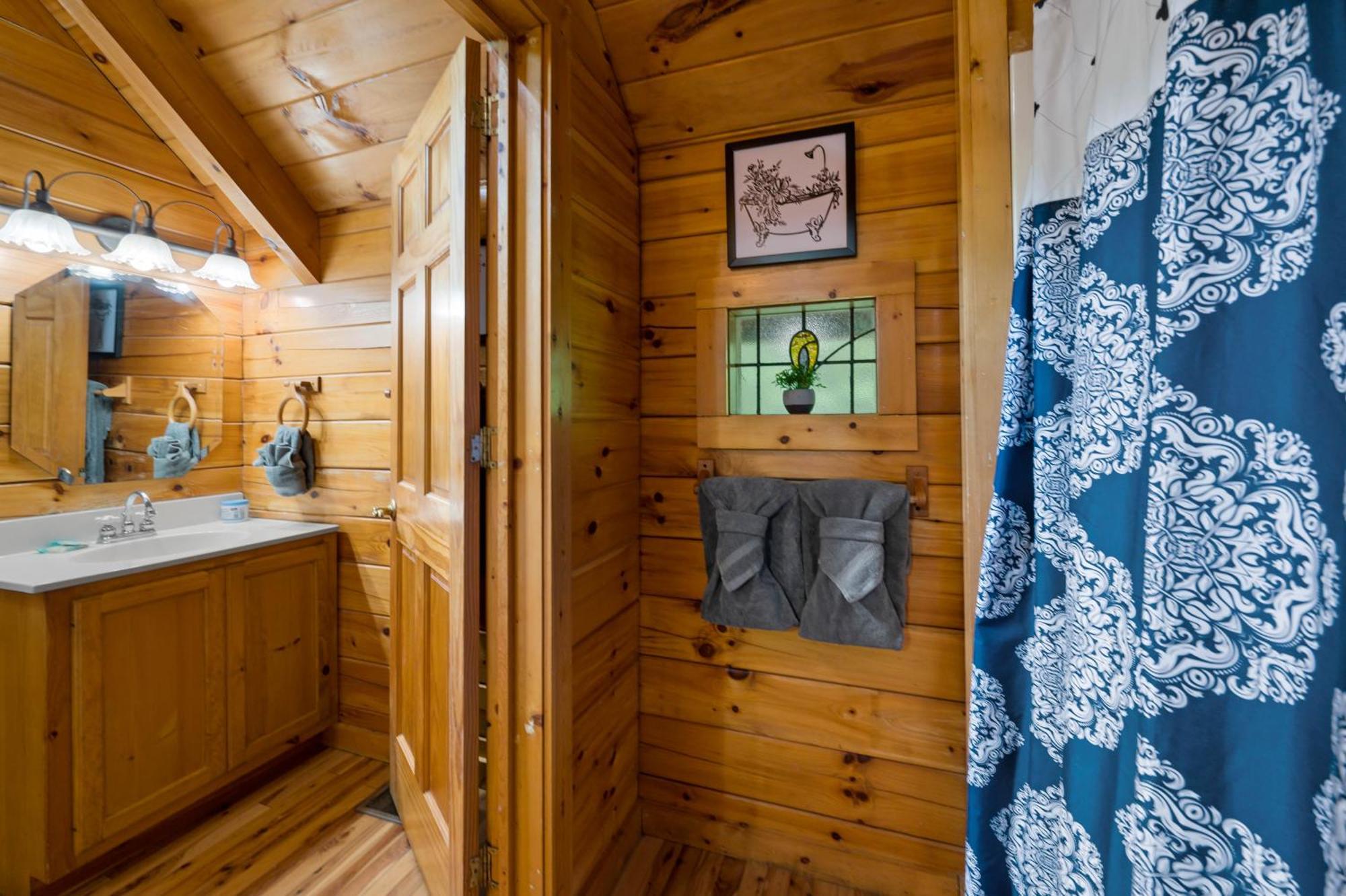 Private Log Cabin! Mountain View, Hot Tub, Fireplace, Honeymoon!