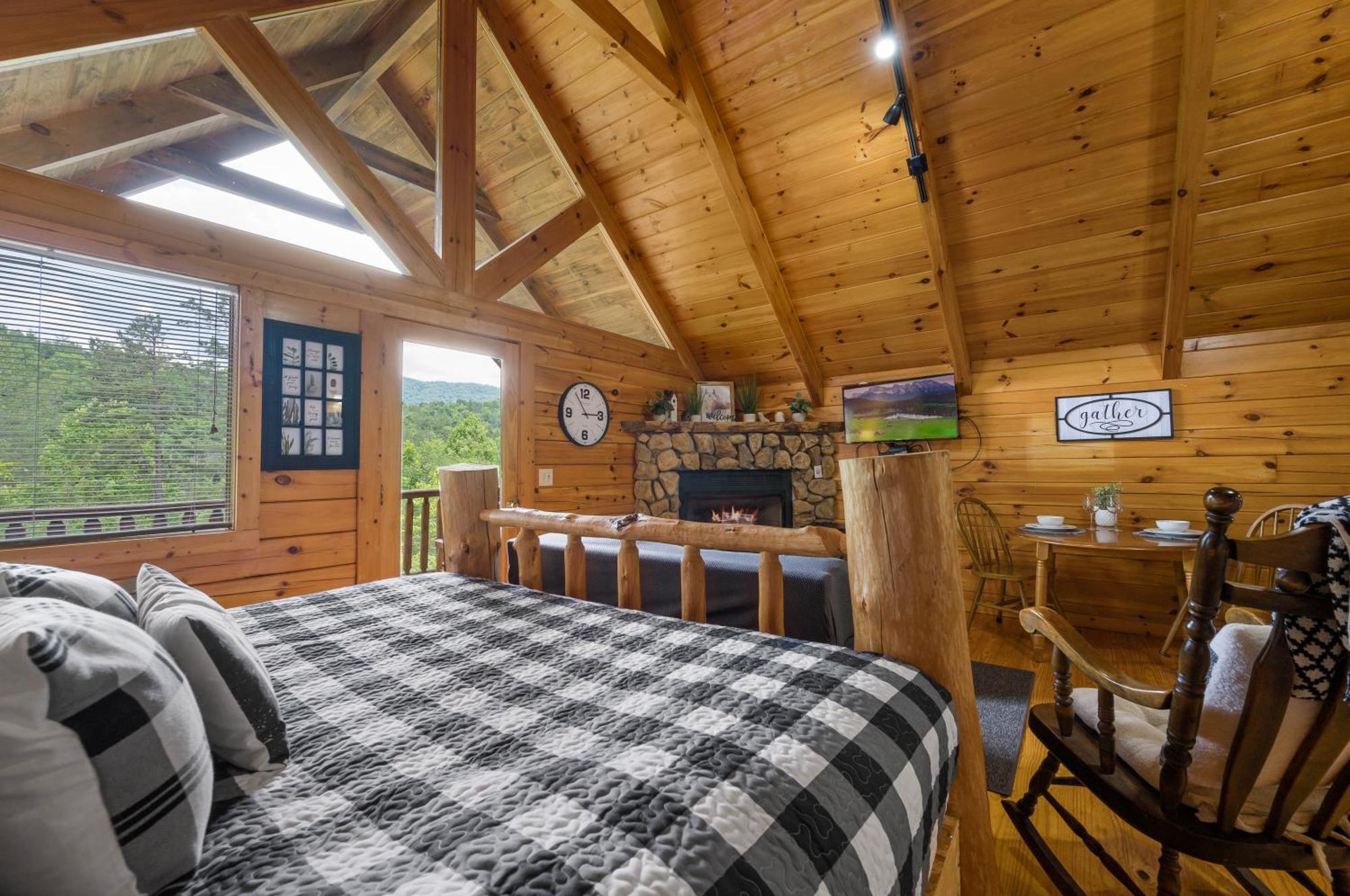 Private Log Cabin! Mountain View, Hot Tub, Fireplace, Honeymoon! *