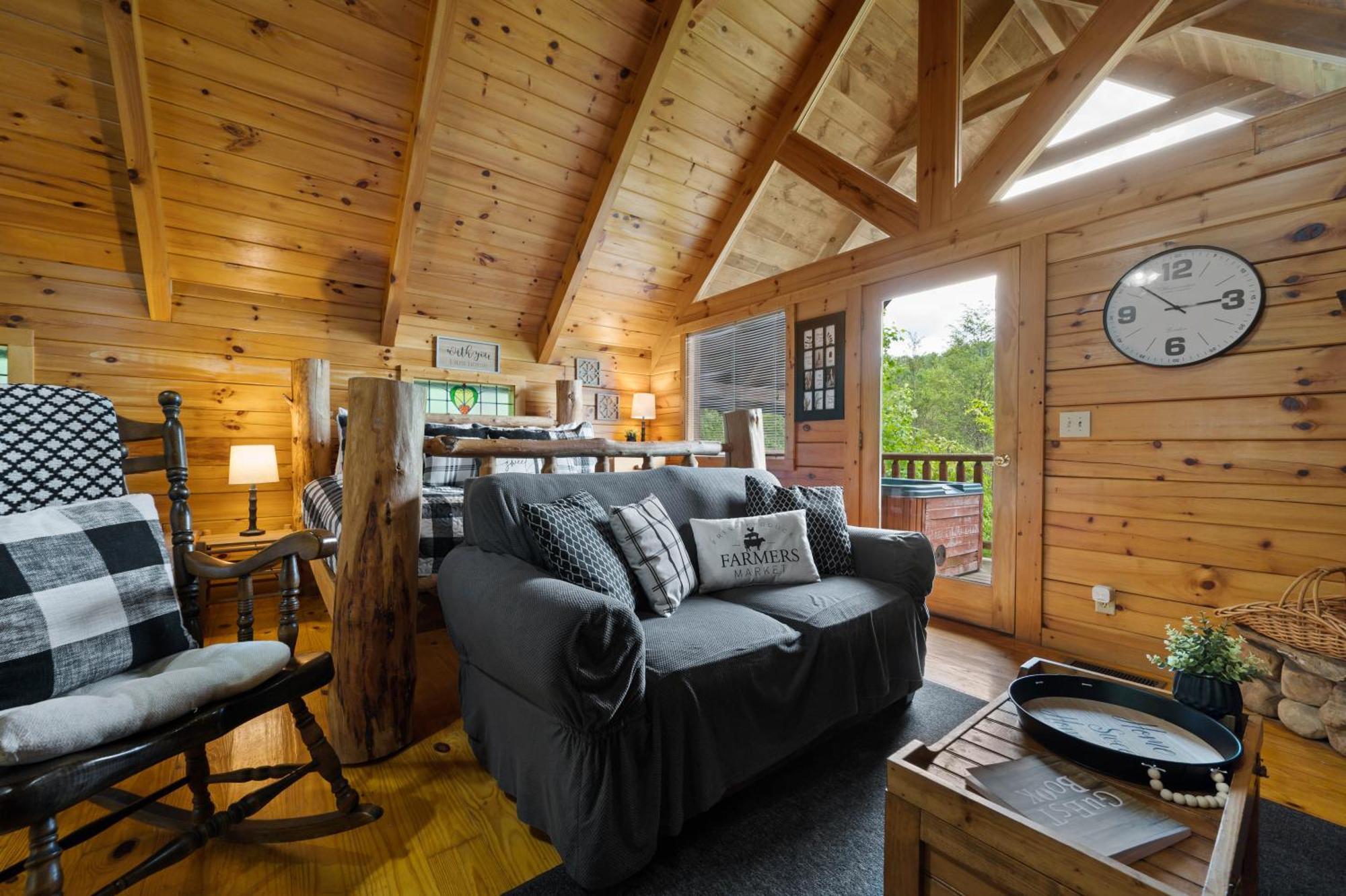 Holiday home Private Log Cabin! Mountain View, Hot Tub, Fireplace, Honeymoon! *