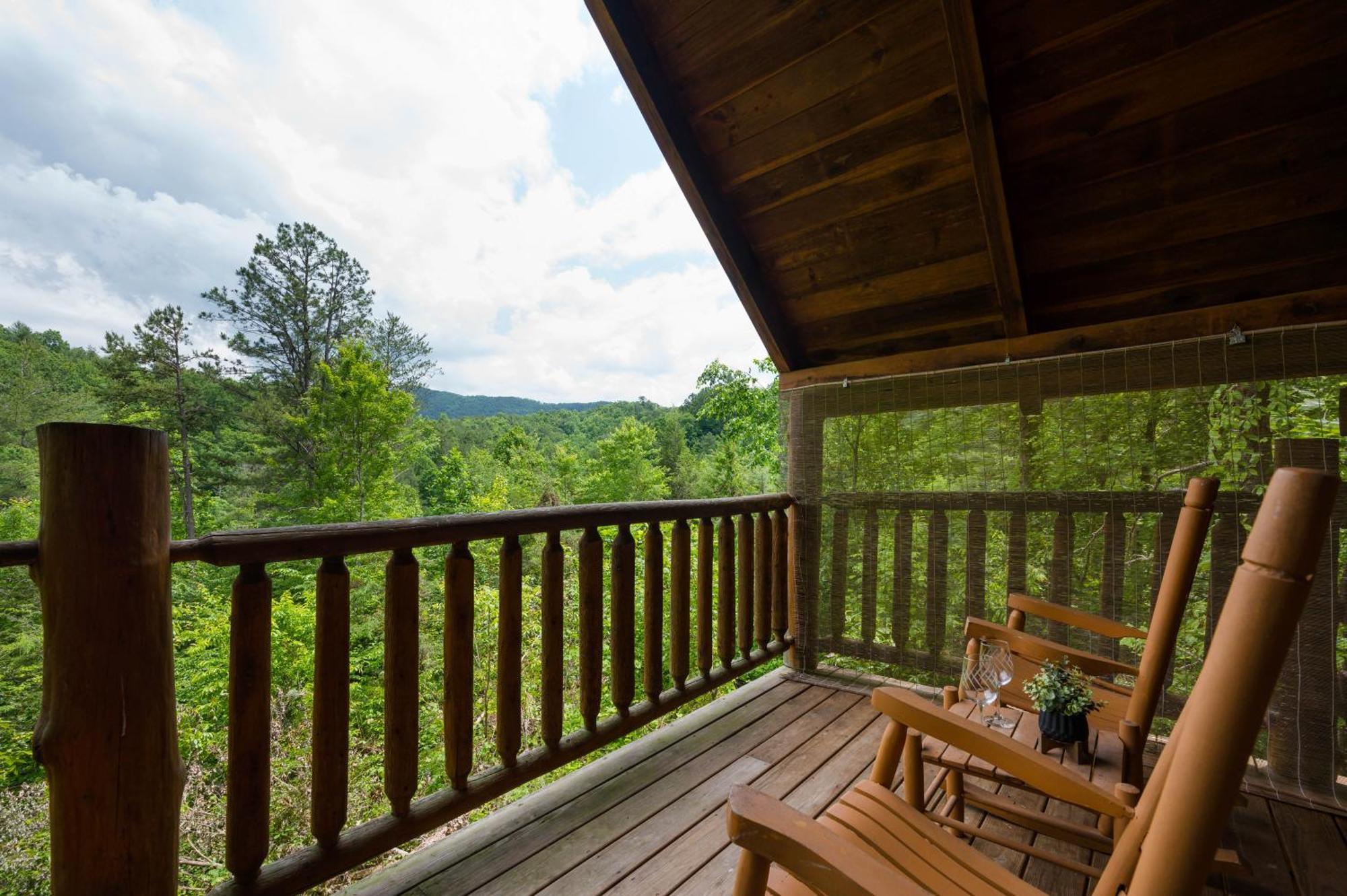 Private Log Cabin! Mountain View, Hot Tub, Fireplace, Honeymoon! * Sevierville