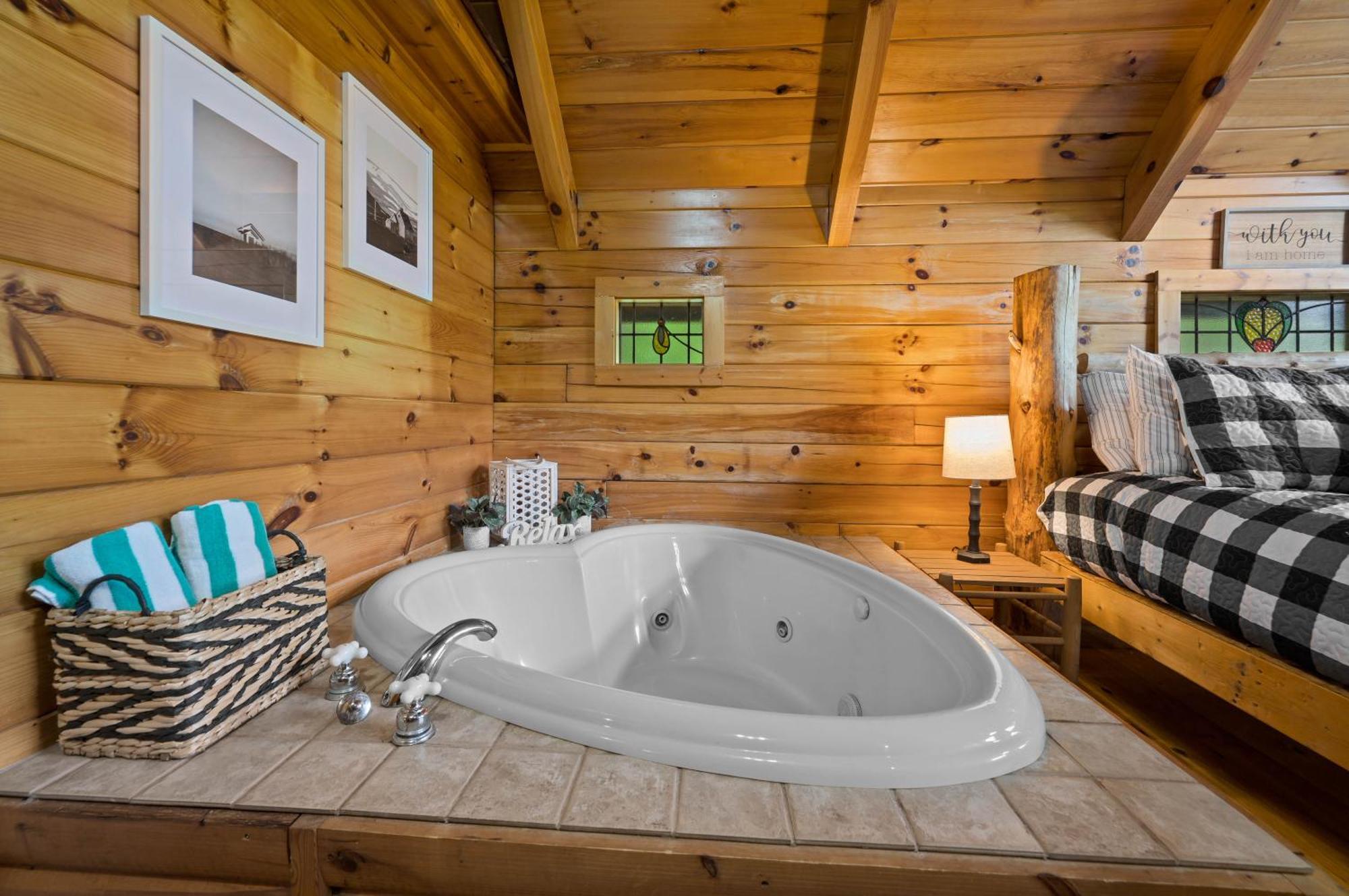 Private Log Cabin! Mountain View, Hot Tub, Fireplace, Honeymoon!