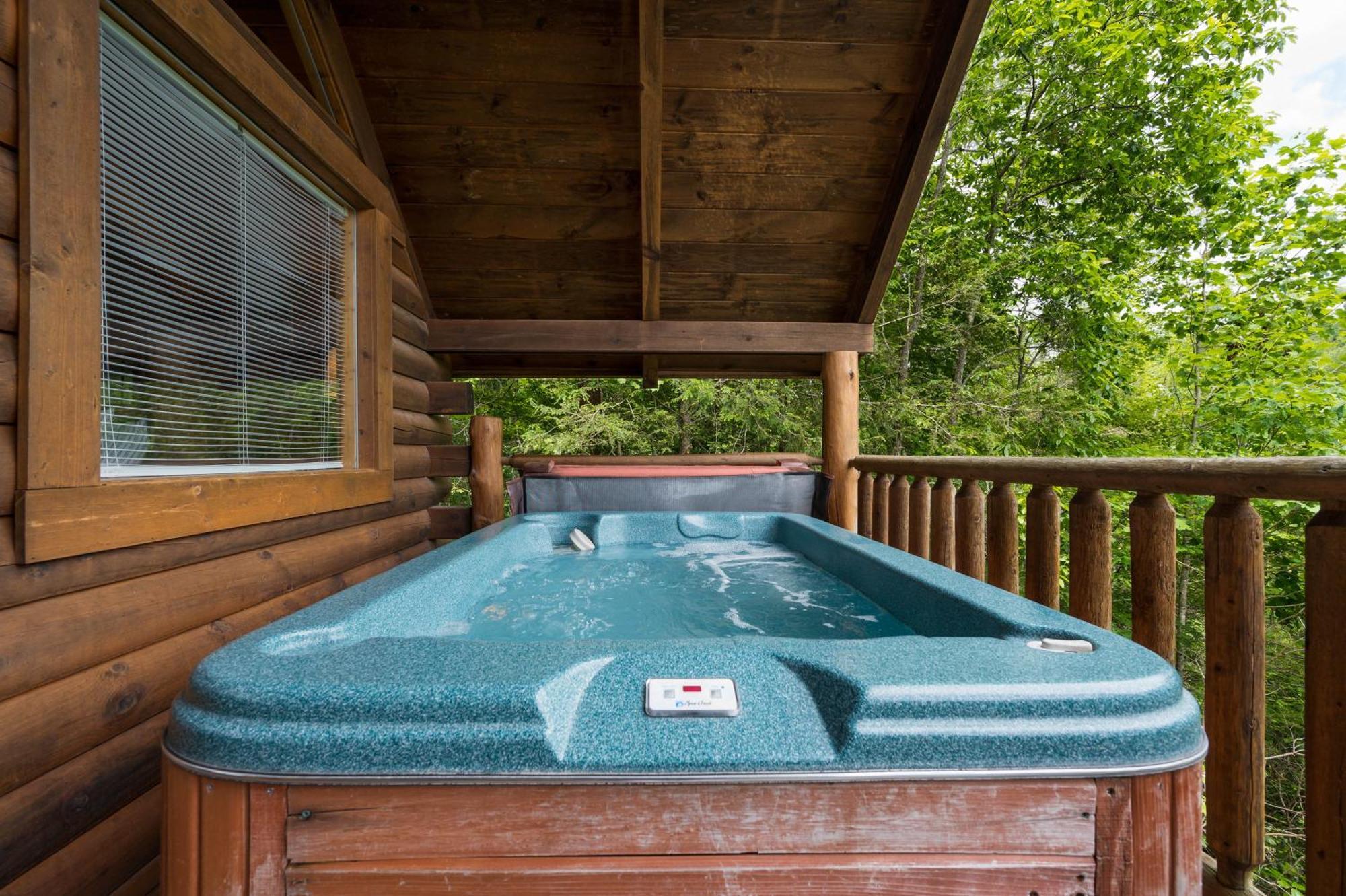 Private Log Cabin! Mountain View, Hot Tub, Fireplace, Honeymoon! Holiday home Sevierville