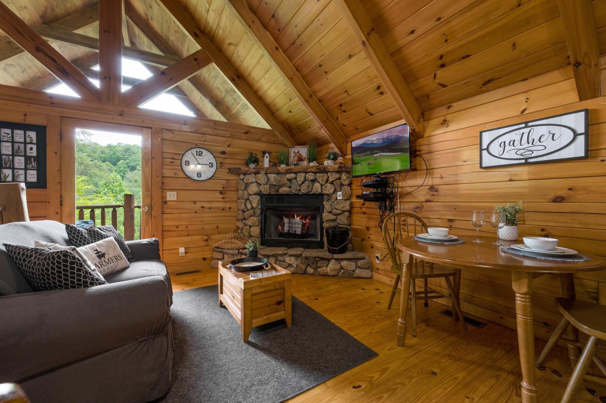 Private Log Cabin! Mountain View, Hot Tub, Fireplace, Honeymoon! * Sevierville