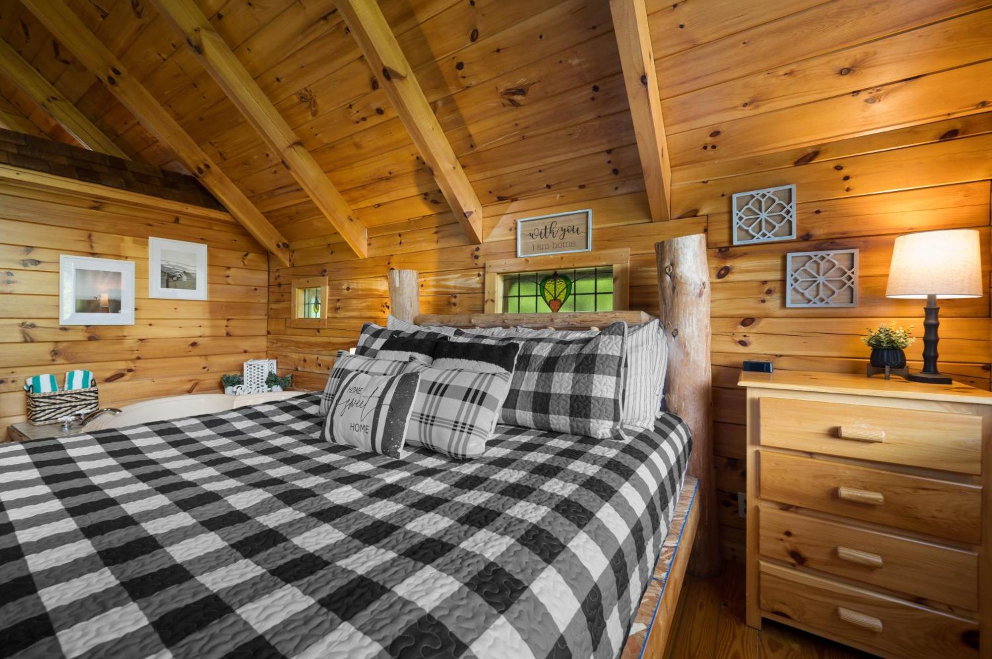 Private Log Cabin! Mountain View, Hot Tub, Fireplace, Honeymoon!